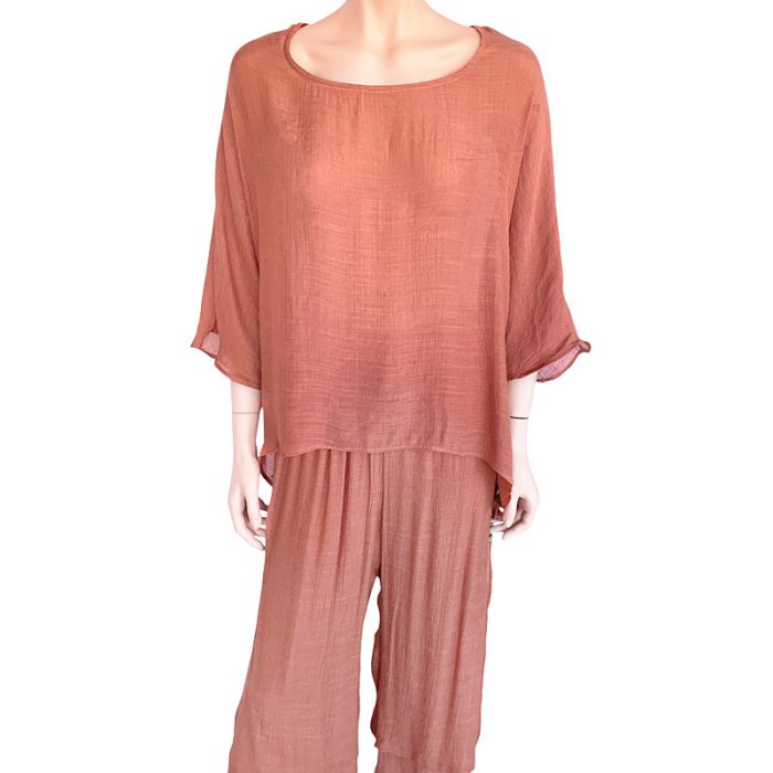 Women's Crew Neck 3/4 Sleeve Top with Curve Hem