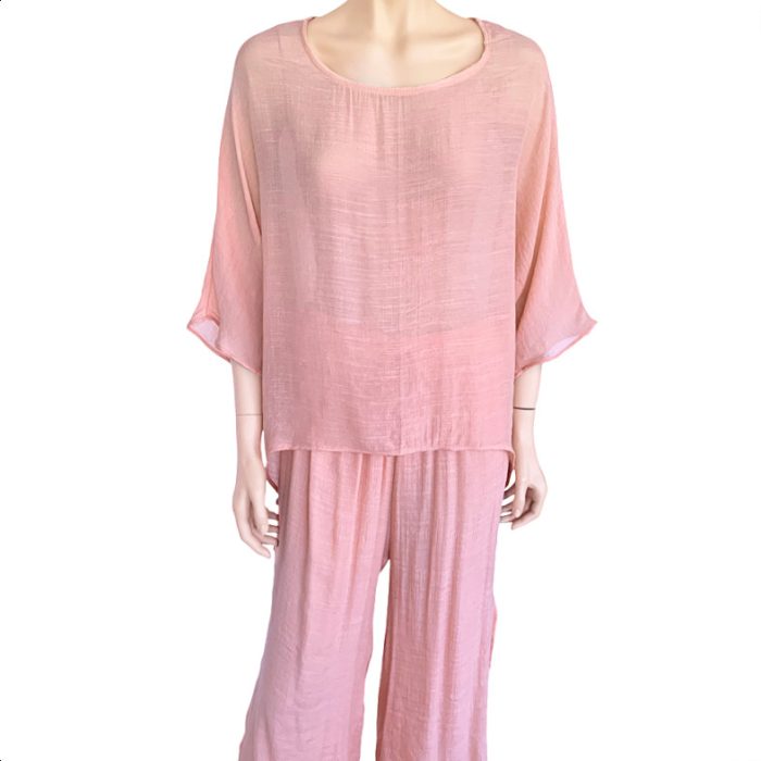Women's Crew Neck 3/4 Sleeve Top with Curve Hem